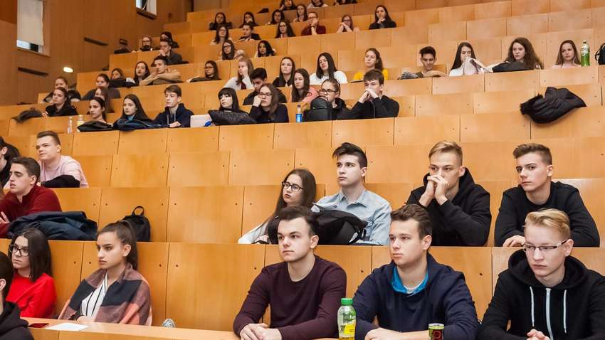 Обучение за границей во время военного положения: разрешат ли студентам уехать из Украины