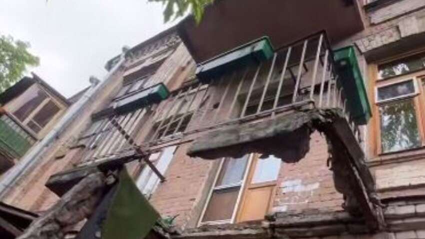 У Києві відомий американський режисер провалився разом з балконом: що каже влада