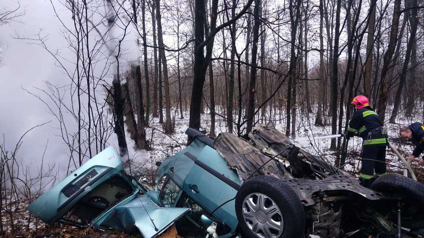 Жуткое ДТП произошло на трассе в центре Украины: людей пришлось вырезать из остатков автомобилей Жуткое ДТП произошло на трассе в центре Украины: людей пришлось вырезать из остатков автомобилей
