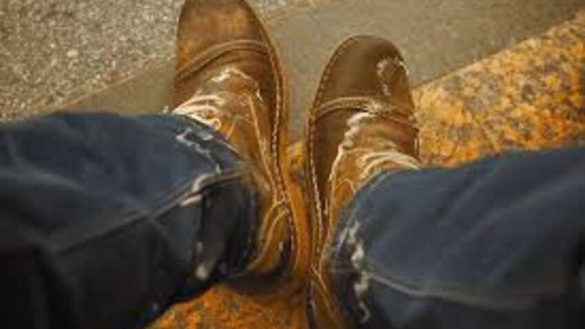 Врятуйте замшу взимку: простий домашній спосіб почистити взуття від солі без майстерні