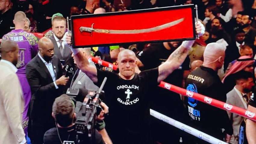 Після перемоги Олександр Усик підняв на ринзі шаблю гетьмана Мазепи: навіщо