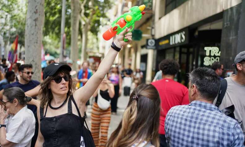 Жители Барселоны массово обстреляли туристов из водяных пистолетов: какая причина