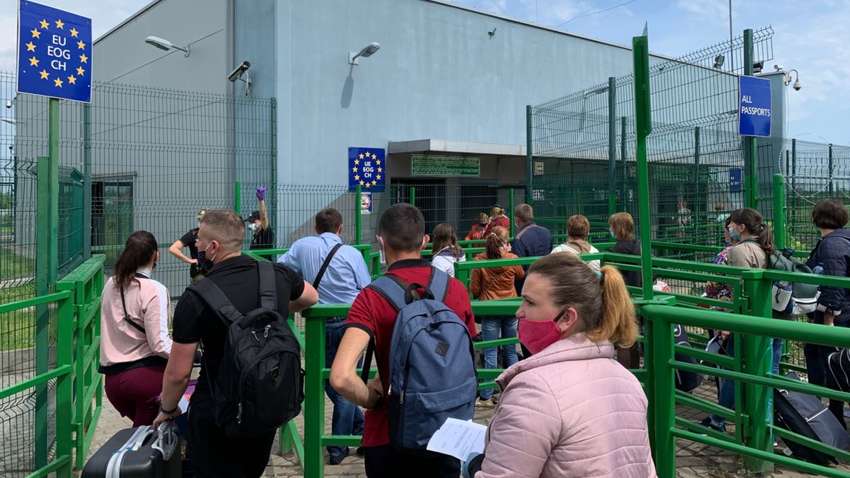 Побег за границу: сколько людей уехало из Украины с начала 2021 года