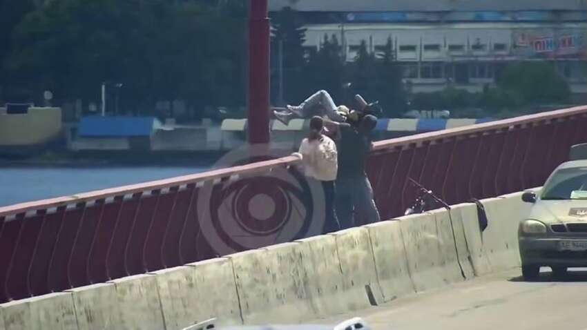 У Дніпрі дівчина хотіла стрибнути з Центрального мосту (ВІДЕО)