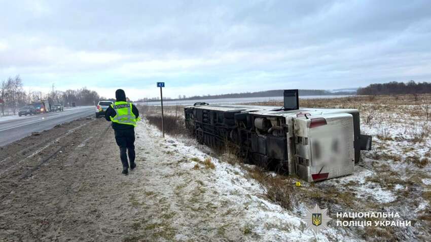 На Прикарпатье перевернулся автобус с пассажирами: есть погибший и травмированные 