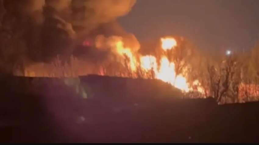 Сильные взрывы и зарево: новый мощный удар по стратегическому объекту РФ довел оккупантов до истерики Сильные взрывы и зарево: новый мощный удар по стратегическому объекту РФ довел оккупантов до истерики