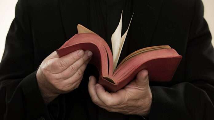 В США священника арестовали за поцелуй подростка