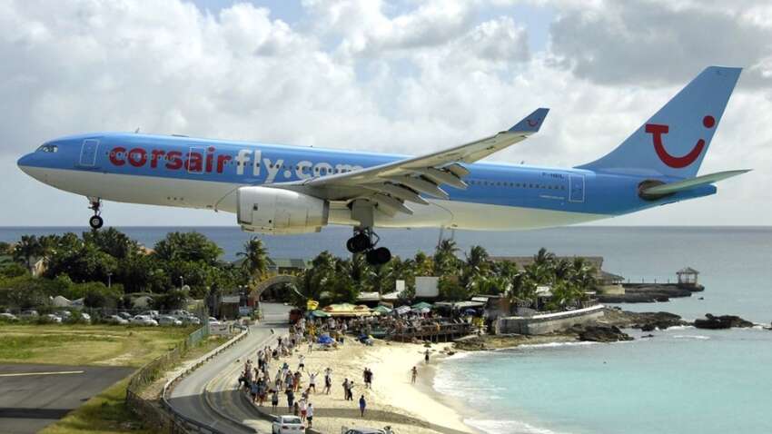 Туристів знесло потоком вітру з літака на популярному пляжі (ВІДЕО)