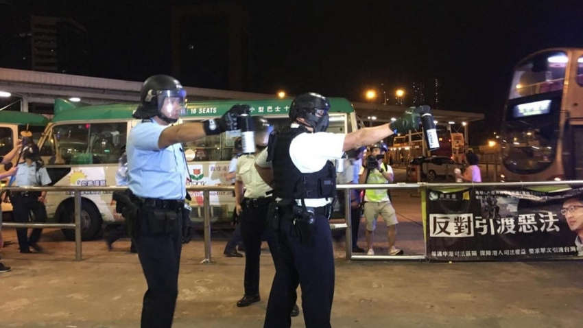 Во время ночных столкновений в Гонконге пострадали девятнадцать человек