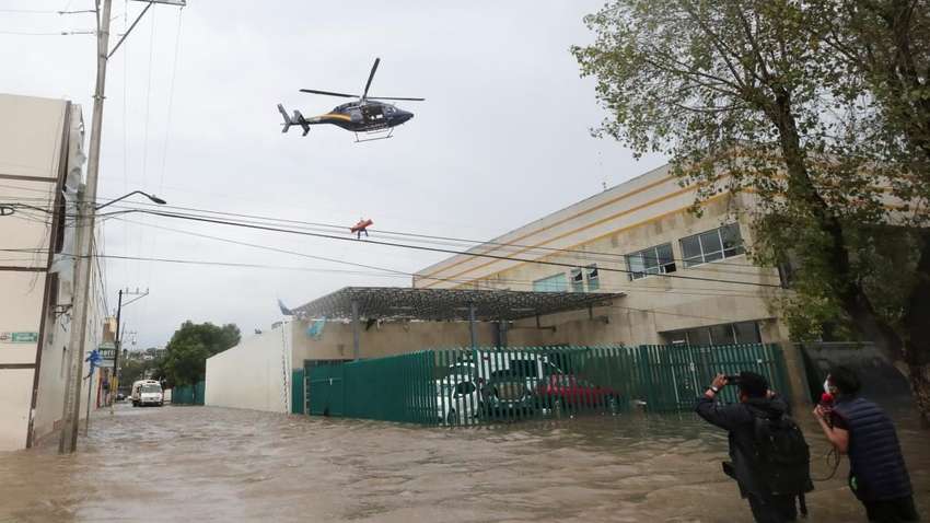 В Мексике наводнение уносит жизни людей: затонула лодка с губернатором штата (ФОТО)