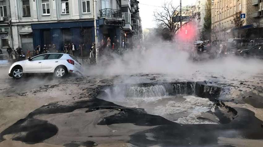 Фотофакт: В Киеве из-за порыва трубы авто провалились под землю