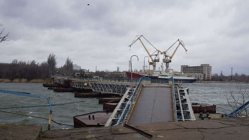 Відеофакт: пішохідний міст у Миколаєві «здуло» вітром 