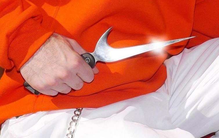 Впечатляет: художник превратил логотипы популярных брендов в настоящее оружие (фото)  Впечатляет: художник превратил логотипы популярных брендов в настоящее оружие (фото)