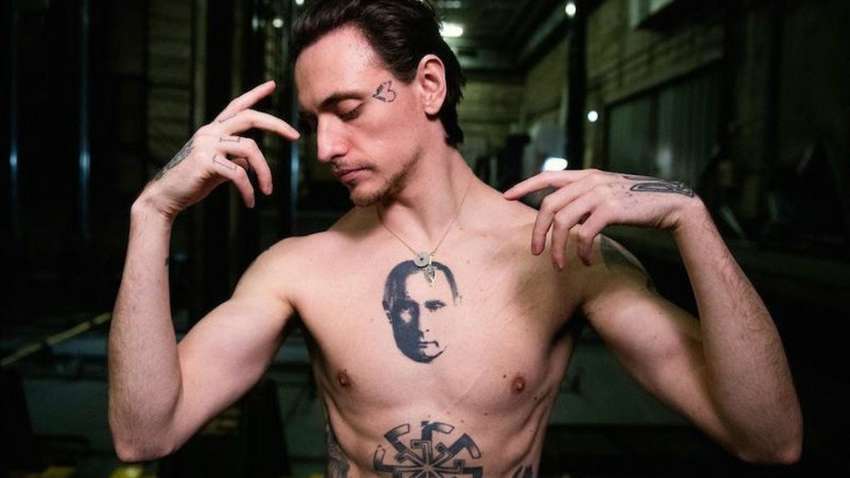 Відомий уродженець України, який набив тату Путіна на грудях, вирішив втекти з Росії Відомий уродженець України, який набив тату Путіна на грудях, вирішив втекти з Росії