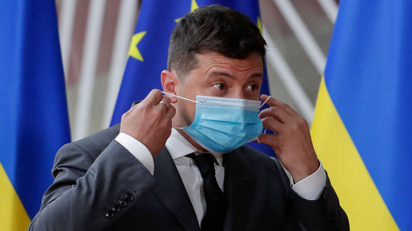 Зеленського і ще кількох посадовців можуть вакцинувати поза чергою: в МОЗ пояснили чому (ВІДЕО)