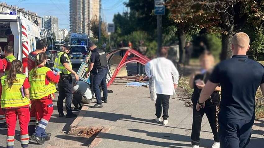 Трагедия в Киеве: водитель Volkswagen протаранил маршрутку и влетел в остановку с людьми, есть жертвы (ОБНОВЛЕНО) Трагедия в Киеве: водитель Volkswagen протаранил маршрутку и влетел в остановку с людьми, есть жертвы (ОБНОВЛЕНО)