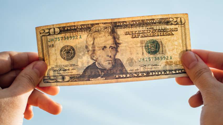 Мужчина нашел купюру на парковке: благодаря ей он стал миллионером