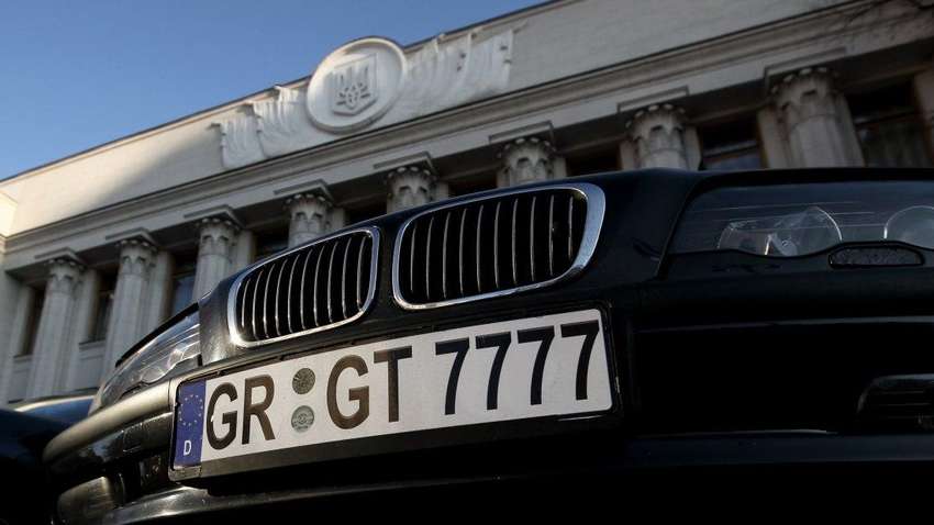 Зеленський підписав закон про відтермінування штрафів для "евробляхерів"