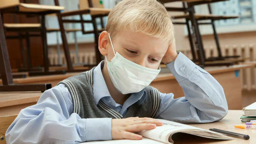 Приклеїла медичну маску скотчем до лиця: як скажена вчителька познущалася над учнем Приклеїла медичну маску скотчем до лиця: як скажена вчителька познущалася над учнем