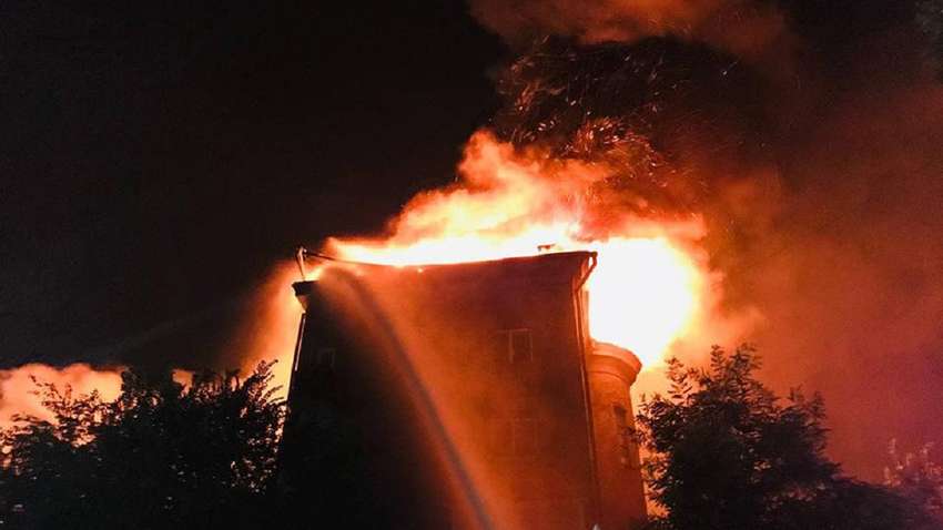 У Запоріжжі горів дах багатоповерхівки: евакуювали 100 людей