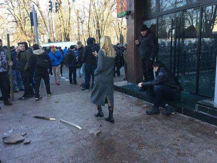 Побоище в районе Рады: активисты использовали файеры и слезоточивый газ