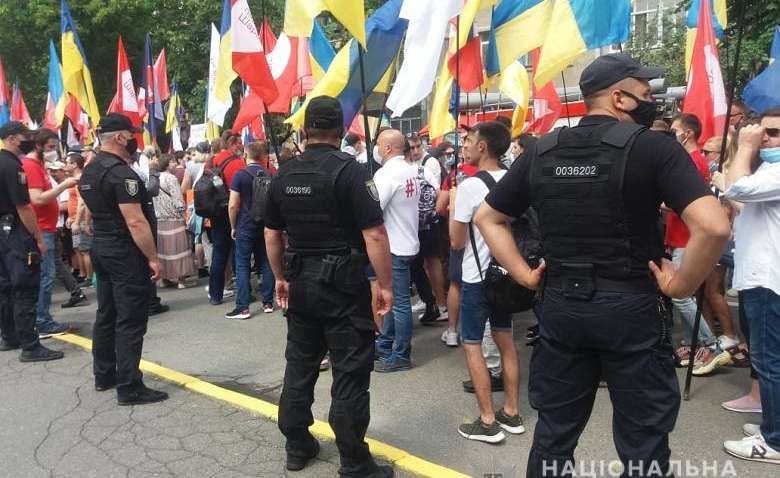 Зіткнення в центрі Києва: поліція затримала 12 активістів Нацкорпуса Зіткнення в центрі Києва: поліція затримала 12 активістів Нацкорпуса