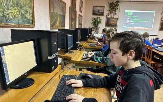 Favbet Foundation забезпечить дітей військовослужбовців і переселенців канцелярськими наборами