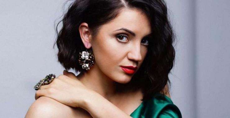 Популярна українська співачка повторила розтяжку Вікторії Бекхем