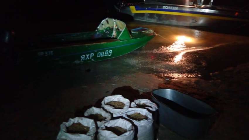 На Херсонщине полицейские задержали браконьера с крабами и креветками на треть миллиона гривен