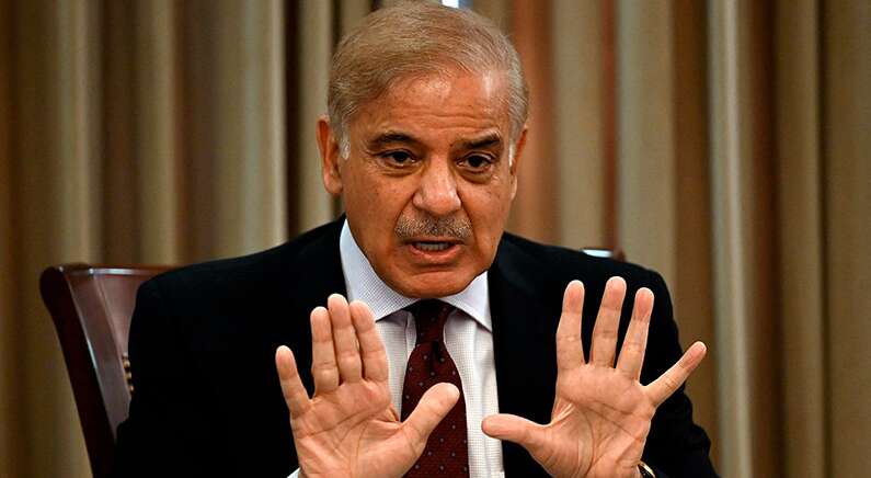 Прем'єр-міністр Пакистану назвав себе "презервативом": деталі  Прем'єр-міністр Пакистану назвав себе "презервативом": деталі