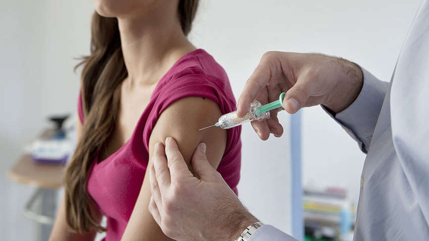 Не тільки COVID-19 або грип: від чого вакцинуватися дорослим, календар щеплень та протипоказання.