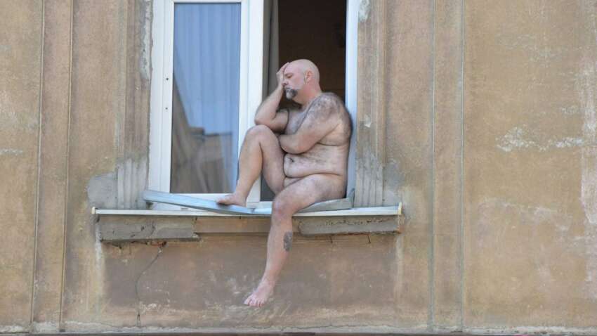 Во Львове голый иностранец кричал из окна и показывал непристойные жесты (ФОТО)