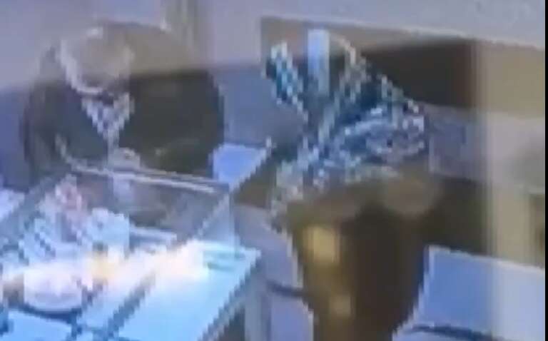 Бабушка напала на ювелира с камнем, чтобы ограбить магазин: вышло ли у нее Бабушка напала на ювелира с камнем, чтобы ограбить магазин: вышло ли у нее