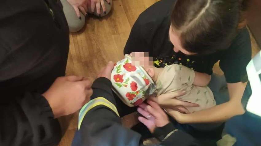 На Волині голова дитини застрягла у каструлі: що робили батьки
