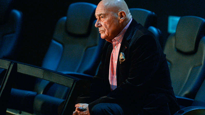 Ведучого росТВ Познера закидали яйцями в Грузії: йому довелося відлетіти - відео