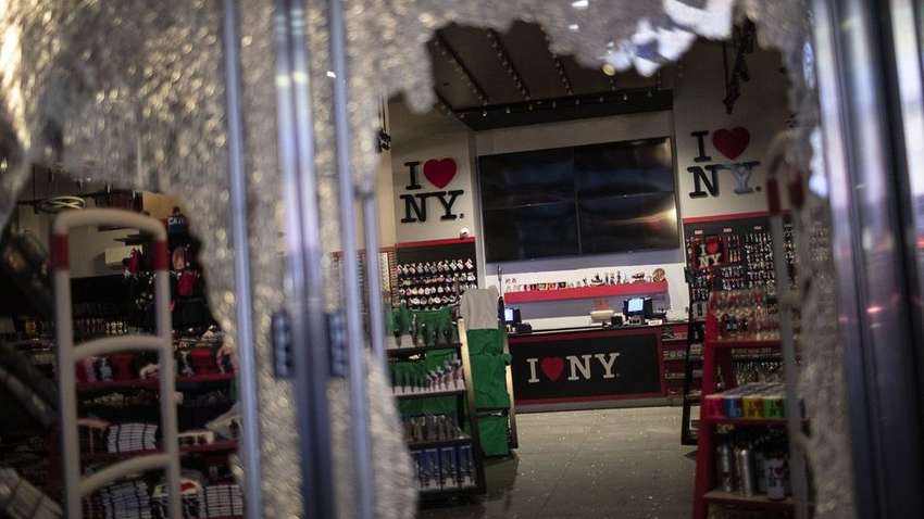 Нью-Йорк и Вашингтон ввели комендантский час на два дня