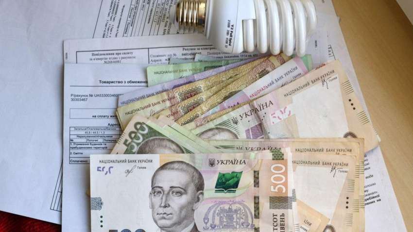 Українцям відключатимуть світло через борги: чому Кабмін скасував мораторій і що це дасть