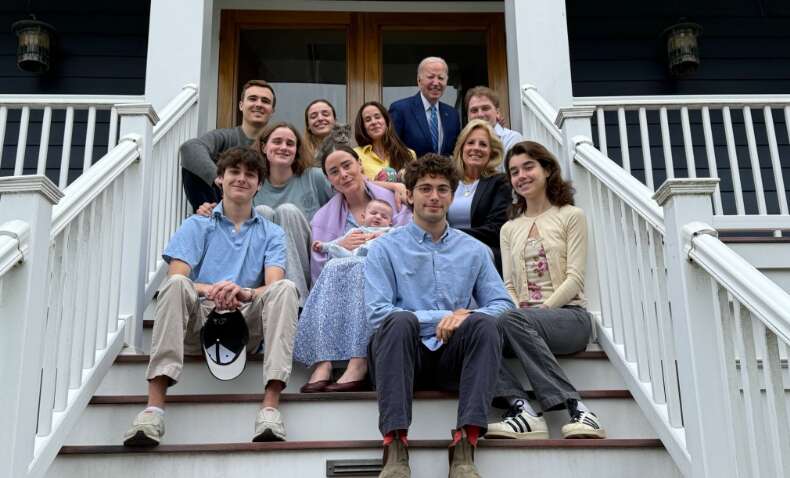 Сімейне фото Байдена потрапило у скандал: що не так з експрезидентом США