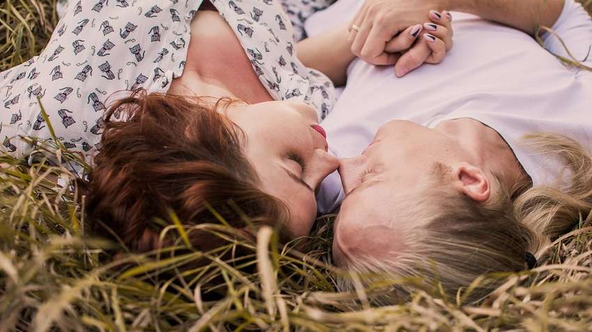 Эйфория и бабочки в животе: сколько длятся признаки влюбленности