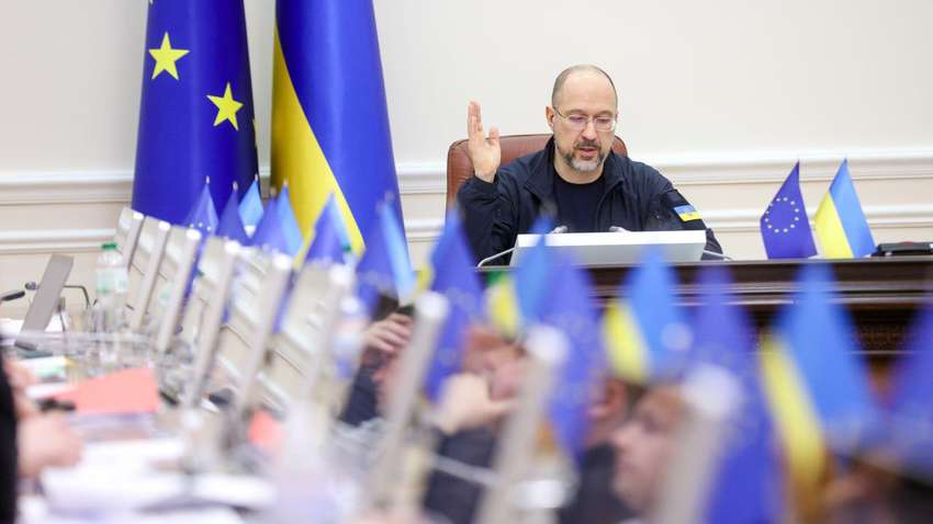 Шмигаль проанонсировал "роуминговый безвиз" и обустройство школьных укрытий