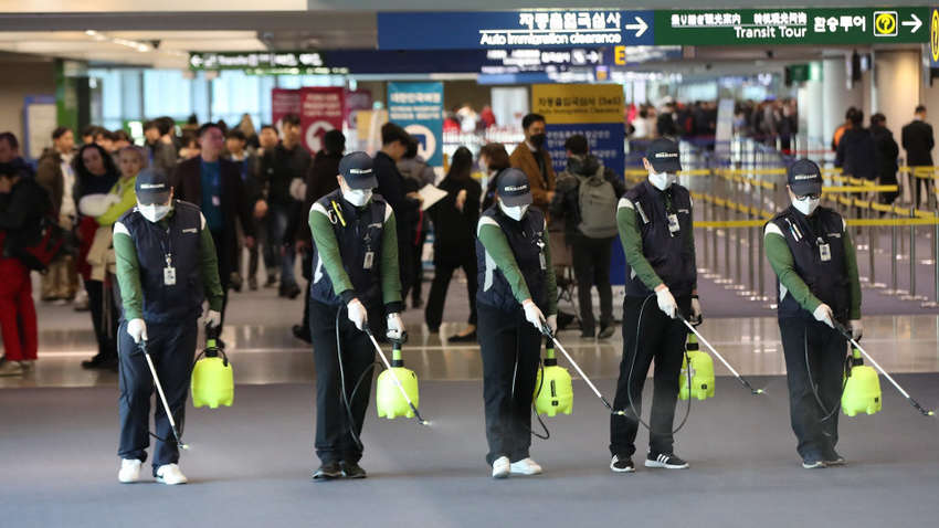 Возвращение украинцев из Китая: час на измерение температуры в самолете и первые пациенты спецбоксов