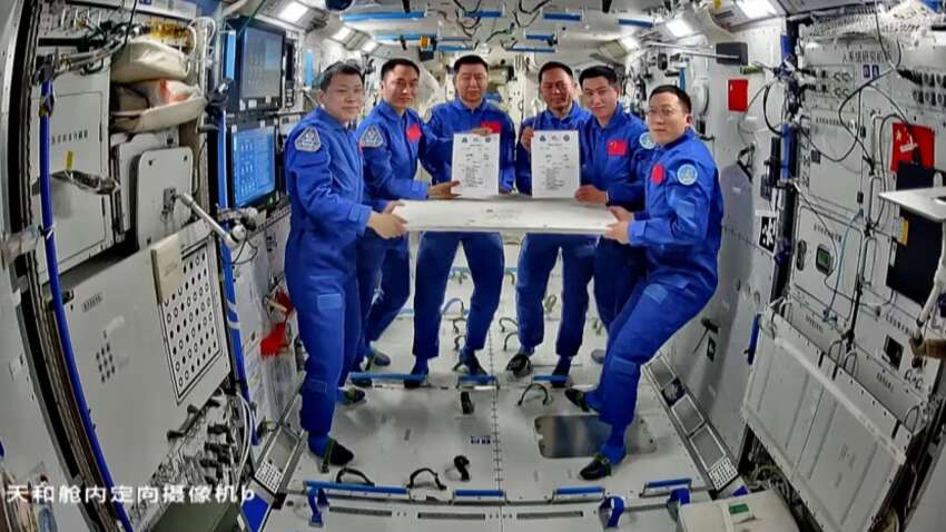 Трое китайских космонавтов застряли в космосе после столкновения капсулы с космическим мусором