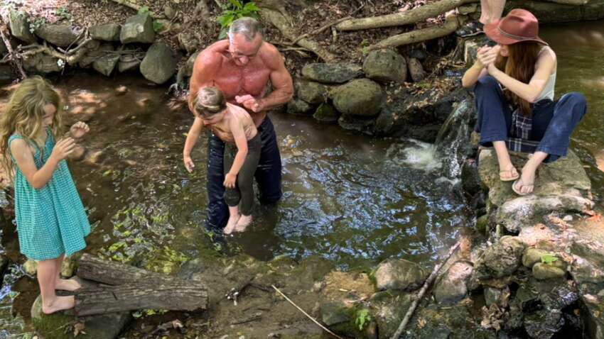 Міністр охорони здоров'я США привів онуків купатися у струмку зі стічними водами: там заборонено плавати вже 50 років