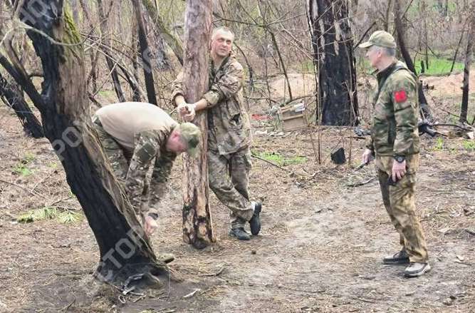 Шокуюча подія з фронту: командира прив’язали до дерева під час обстрілу