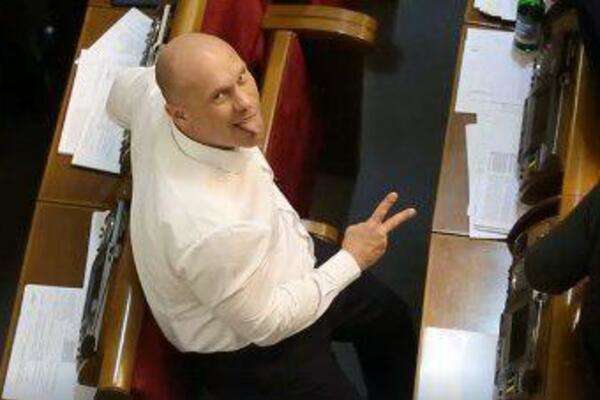 Кива качался в Раде на кресле и показывал язык