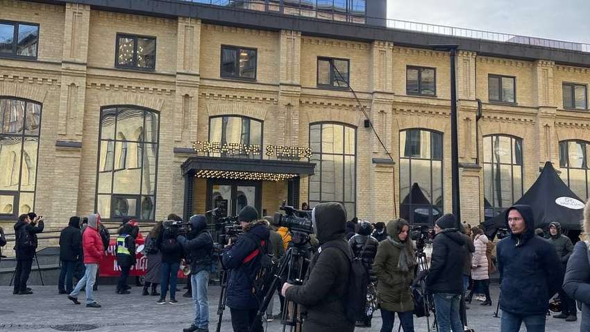 Акция протеста под пресс-марафоном президента: о чем говорят митингующие (ФОТО) Акция протеста под пресс-марафоном президента: о чем говорят митингующие (ФОТО)