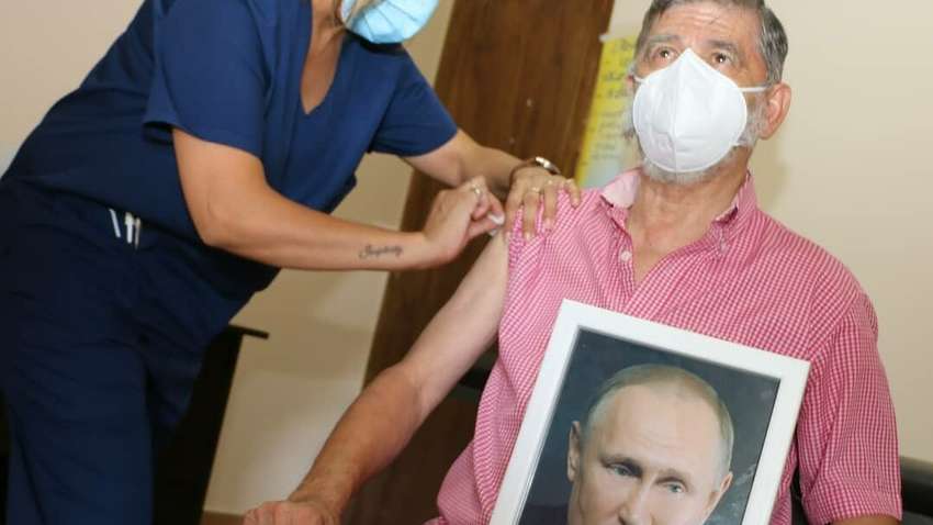 Політик вакцинувалася від коронавірусу з портретом Путіна в руках