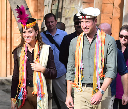 В яскравих головних уборах: принц Вільям і Кейт Міддлтон зустрілися з жителями Гімалаїв