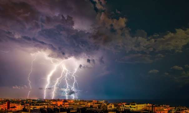 В Индии ударом молнии убило восьмерых детей и одного взрослого