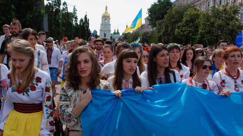 Українки не планують повертатися додому після війни: результати опитування